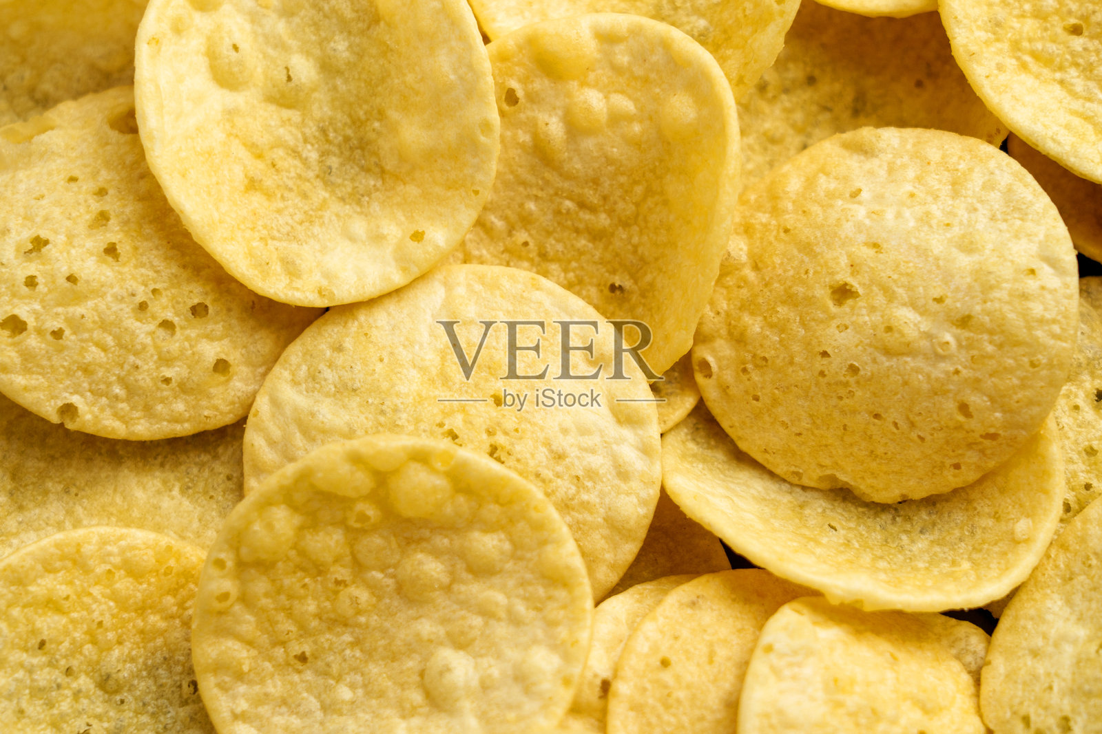 新鲜酥脆的薯片。垃圾食品产品。照片摄影图片