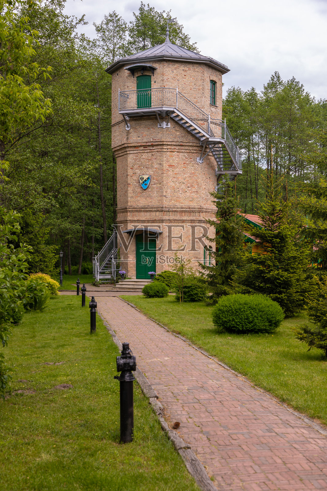 波兰比亚沃维耶扎的历史水塔。照片摄影图片