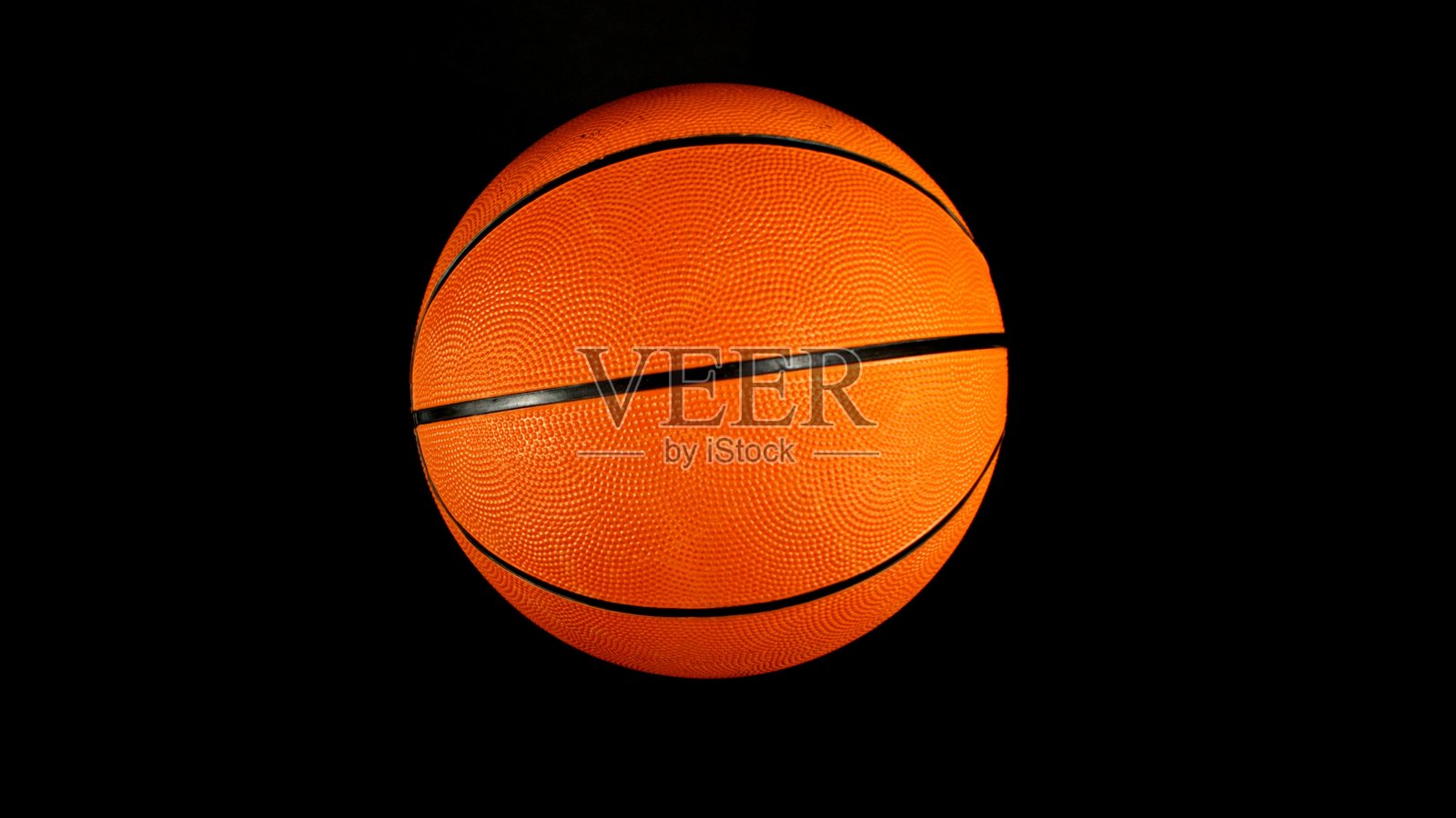 篮球的细节，俯视图。孤立在黑色背景上。照片摄影图片