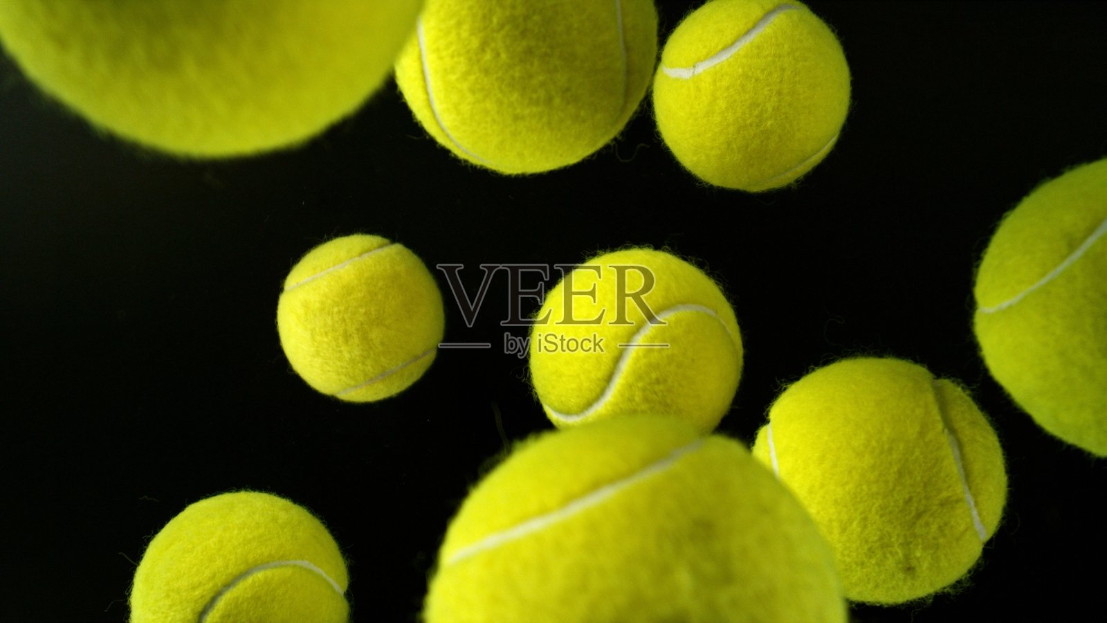 黑色背景上的网球照片摄影图片