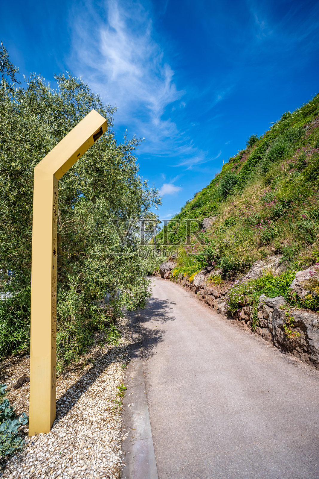 托基悬崖边的岩石步道照片摄影图片