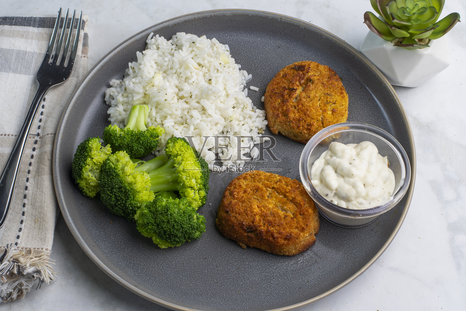 蟹饼配米饭和西兰花照片摄影图片