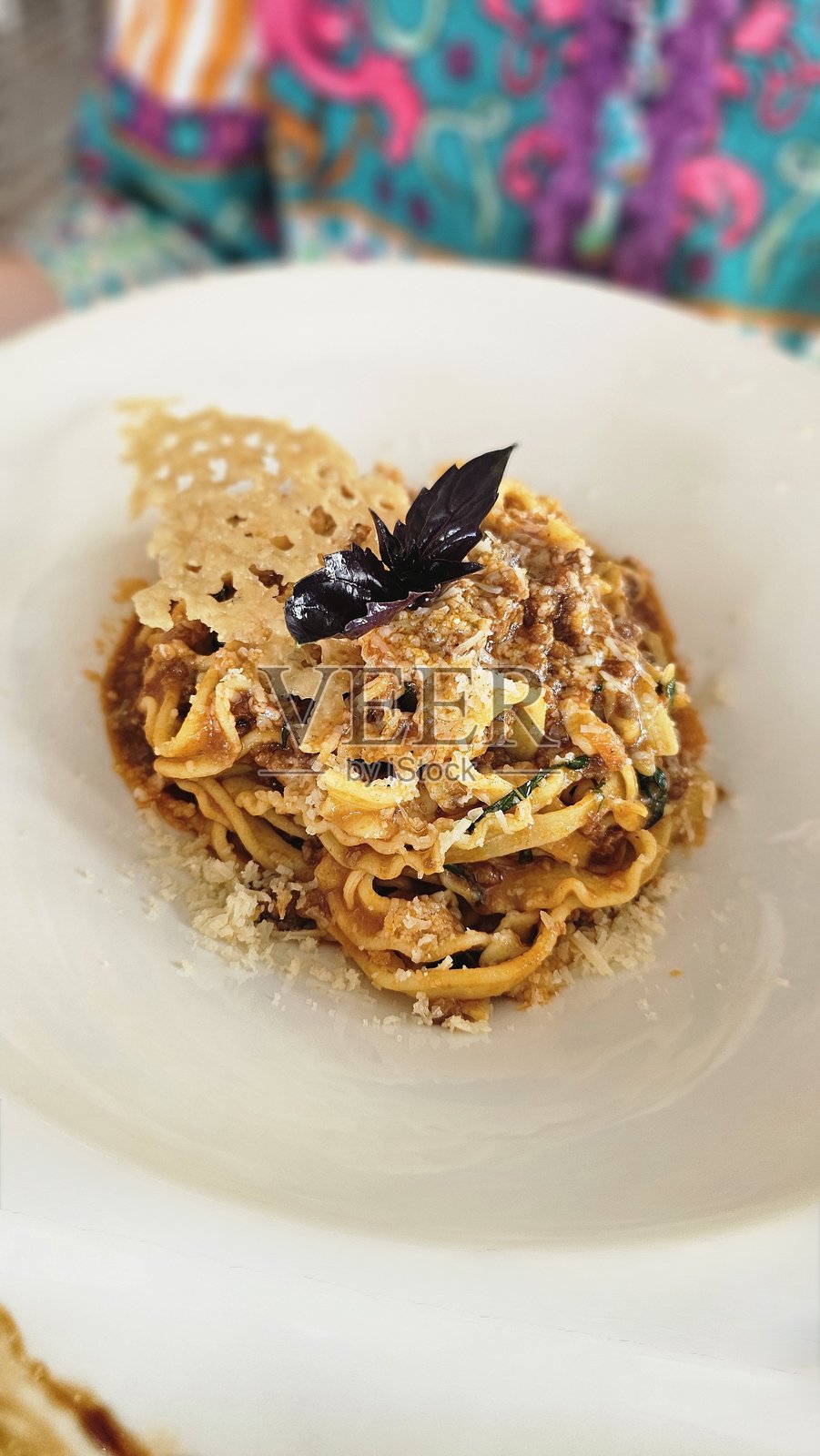 意大利通心粉博洛尼亚肉酱配帕尔马干酪和罗勒照片摄影图片