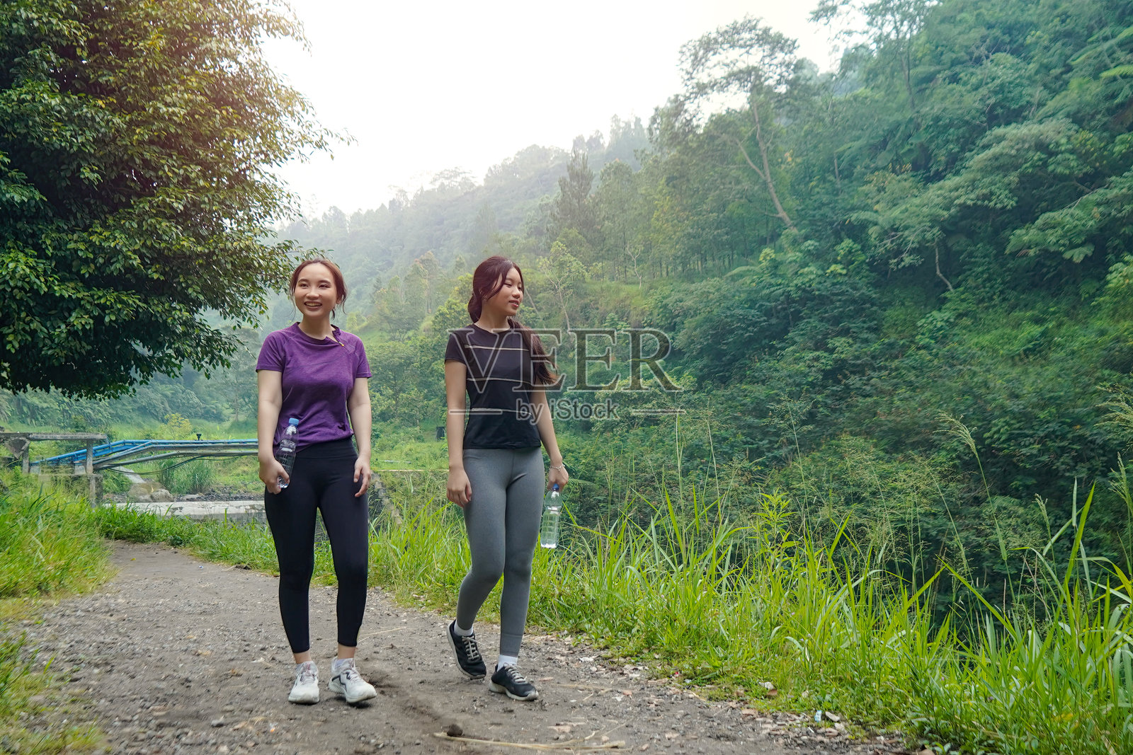 亚洲女性在大自然中散步锻炼，倡导健康和可持续的户外生活方式照片摄影图片