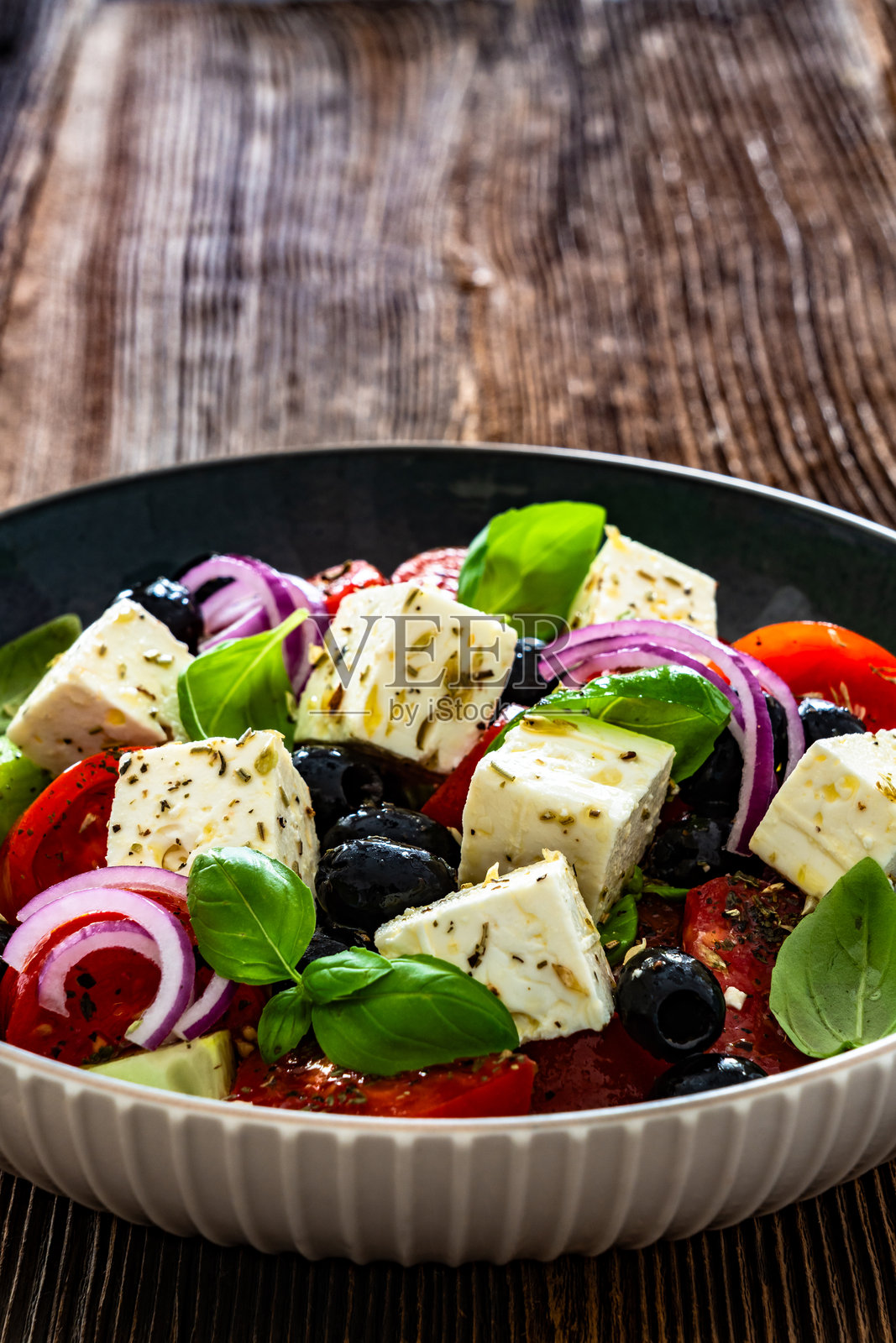 希腊风味沙拉 - 新鲜蔬菜配菲达奶酪，摆放在木桌上照片摄影图片
