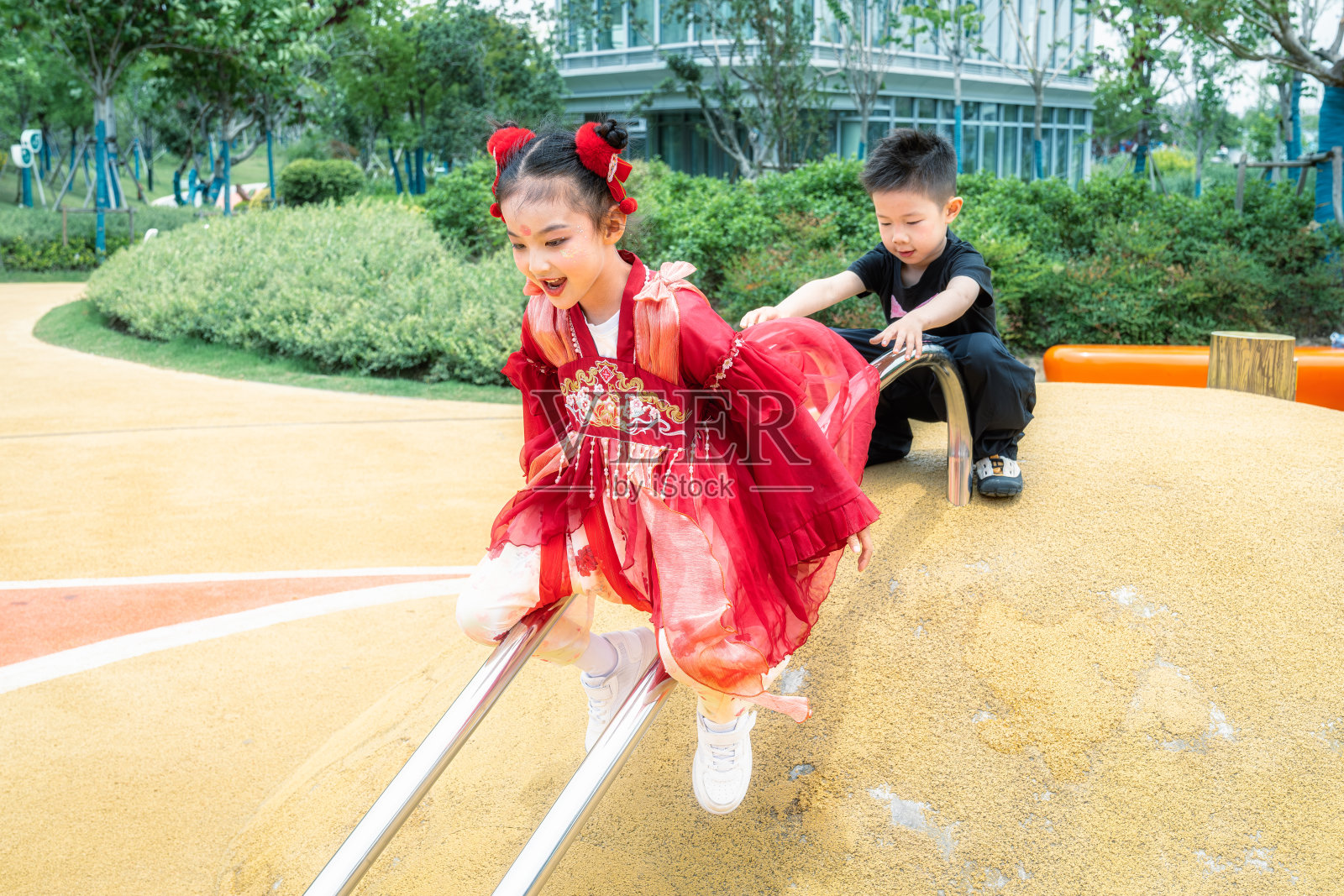 孩子们在游乐场玩耍照片摄影图片