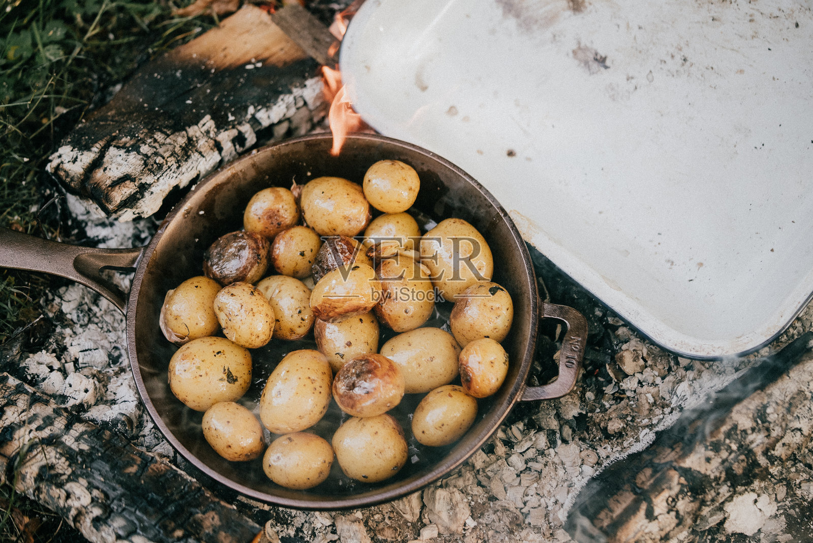 一锅土豆正在火上烹饪照片摄影图片