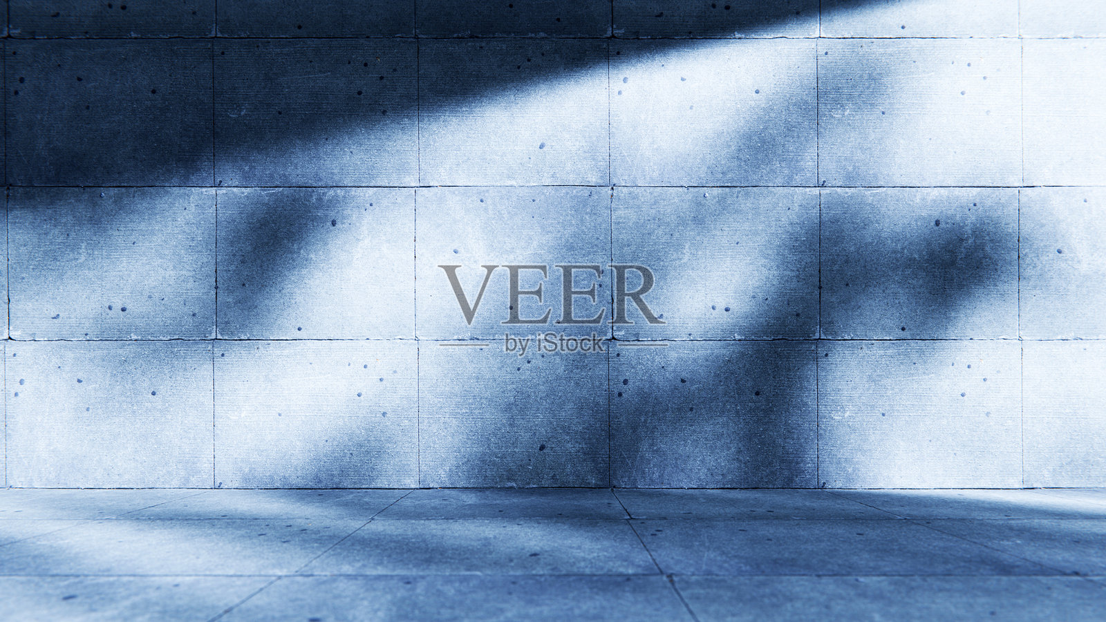 空荡荡的混凝土房间，配有戏剧性的灯光和阴影照片摄影图片