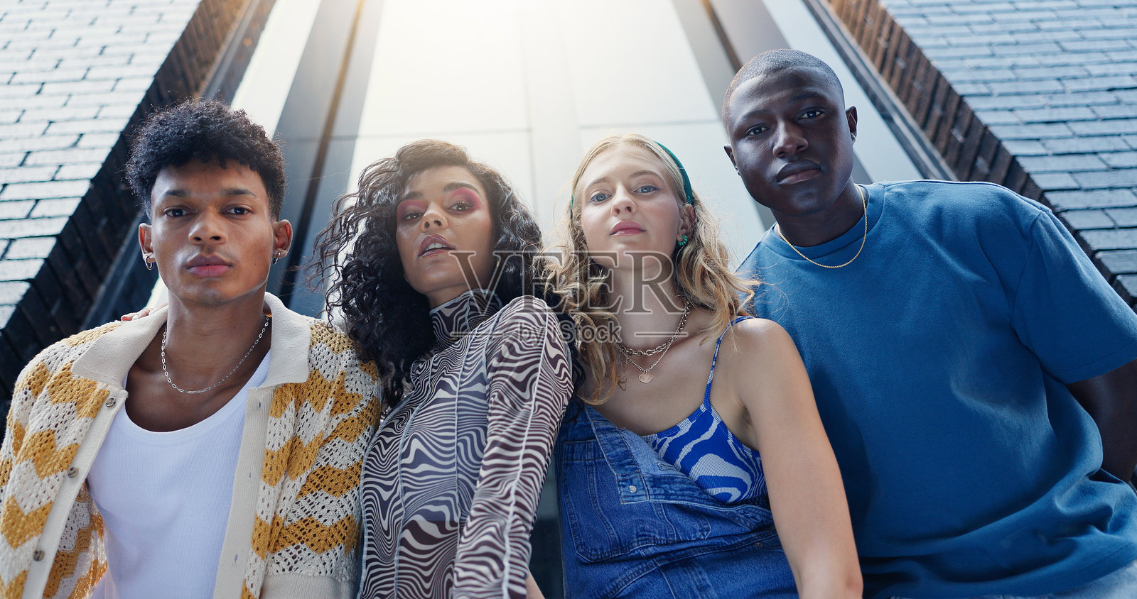 时尚与朋友在城市中自信地展示风格，穿着时尚的衣服和搭配。低角度拍摄，Z世代的男女在城市中展现视角、美学和摄影。照片摄影图片