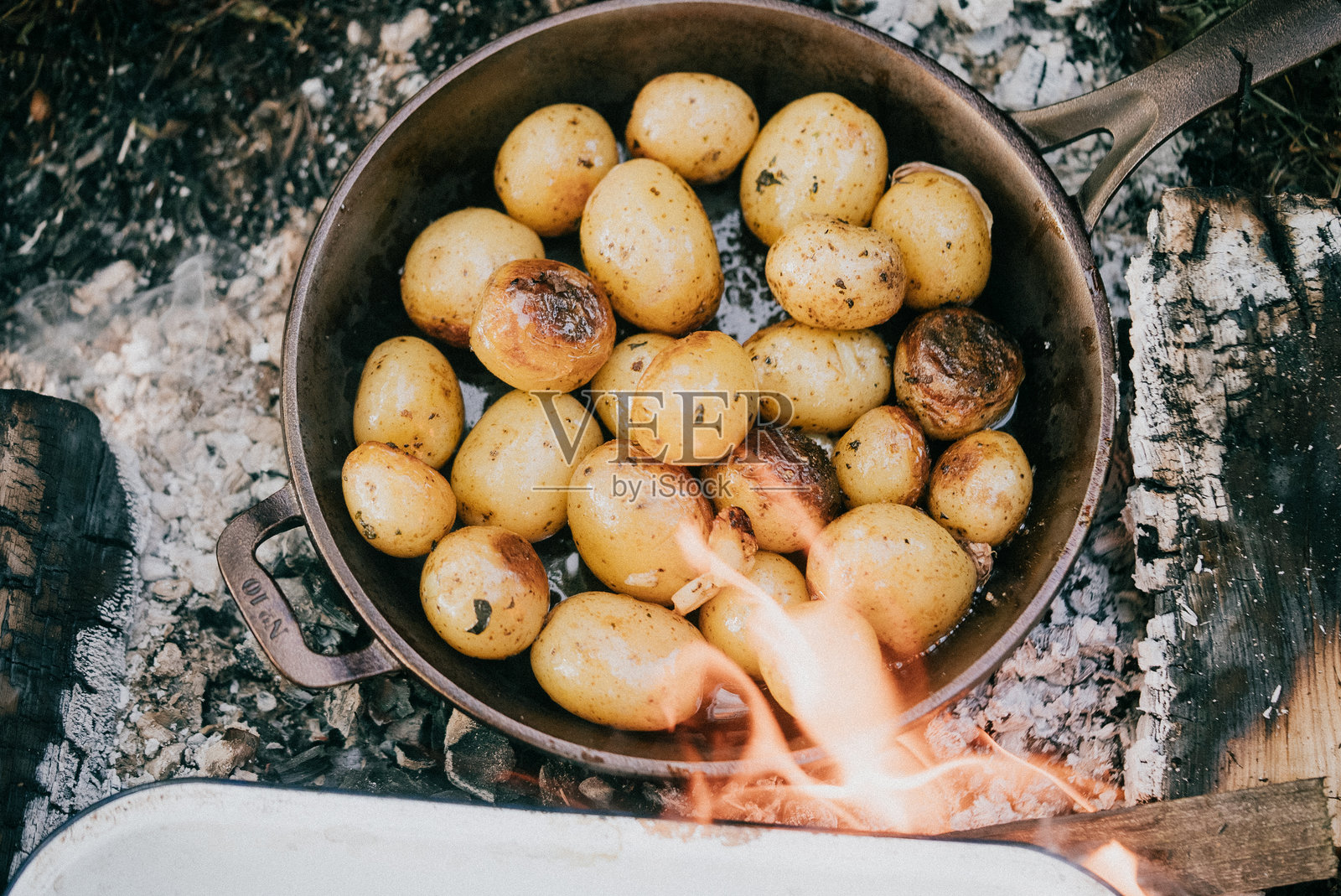 一锅土豆正在火上烹饪照片摄影图片