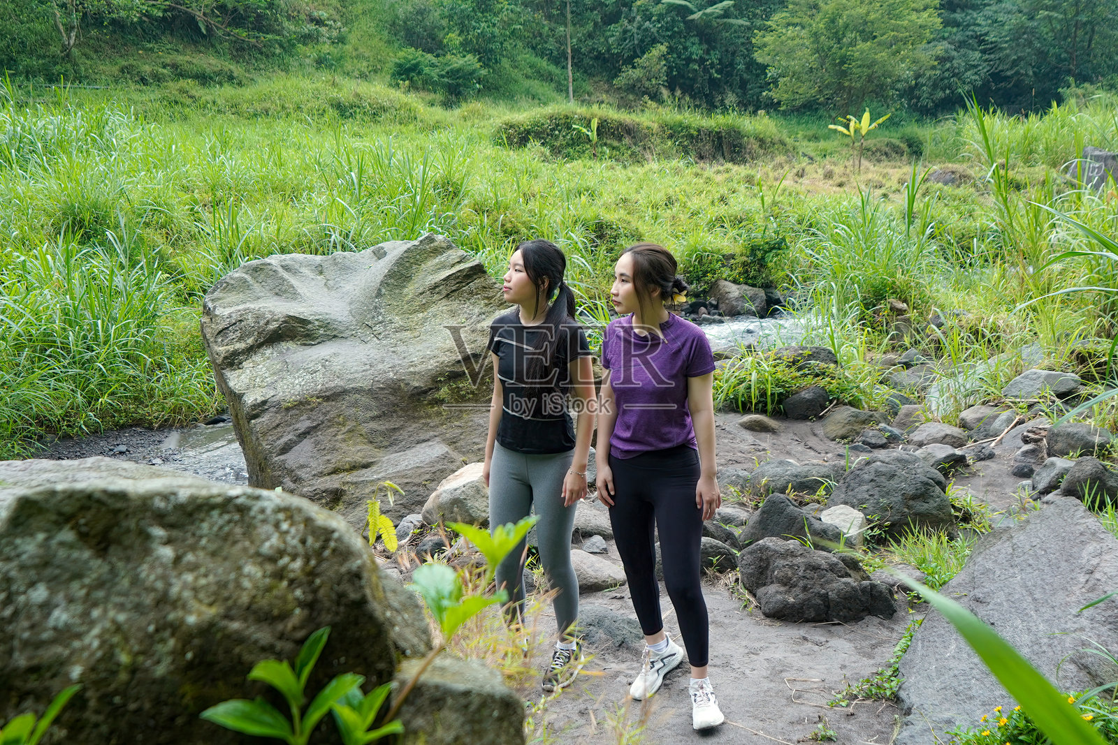 亚洲印尼女性在户外锻炼中探索自然，践行可持续生活方式照片摄影图片
