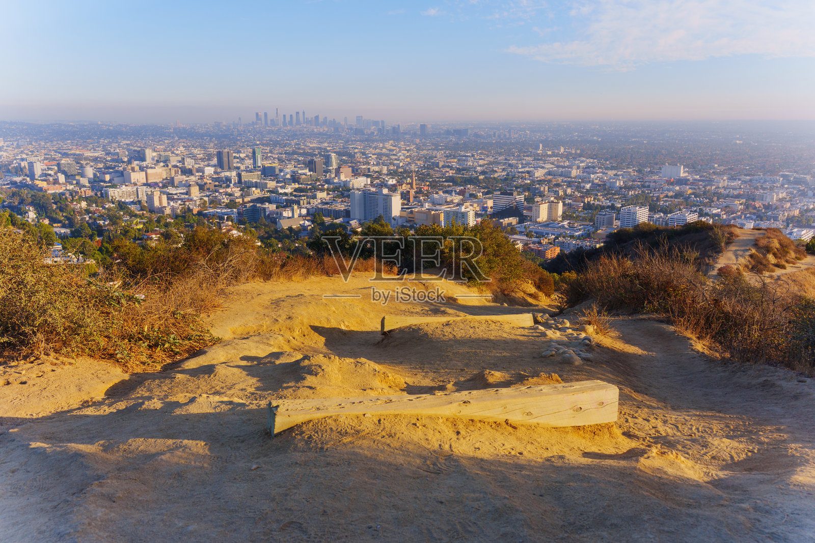 从鲁尼昂峡谷公园俯瞰洛杉矶的壮观景色照片摄影图片