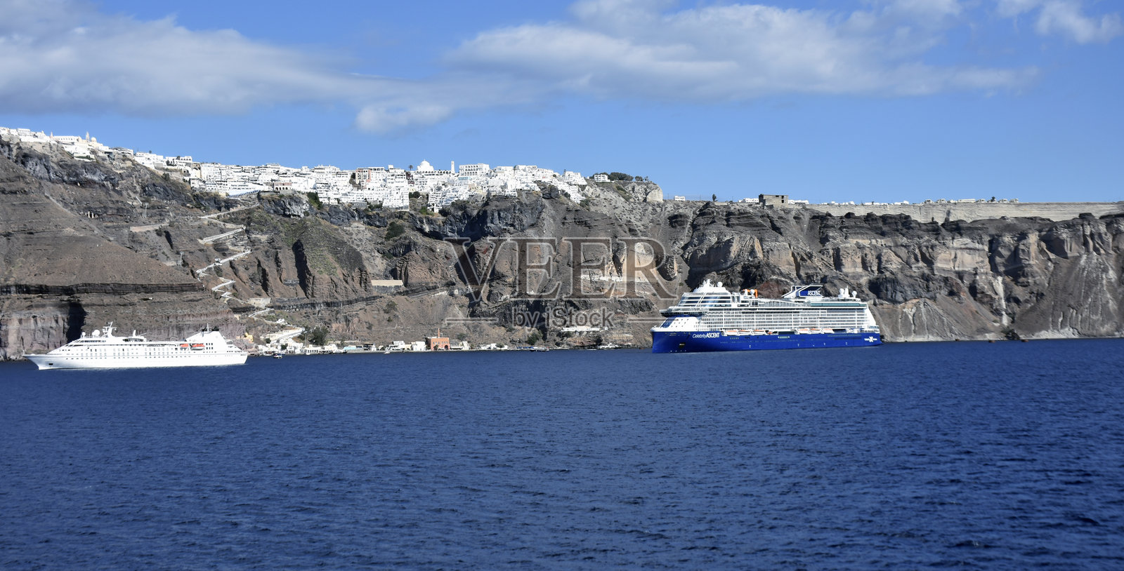 停靠在希腊圣托里尼港口的游轮，旅游，假期照片摄影图片