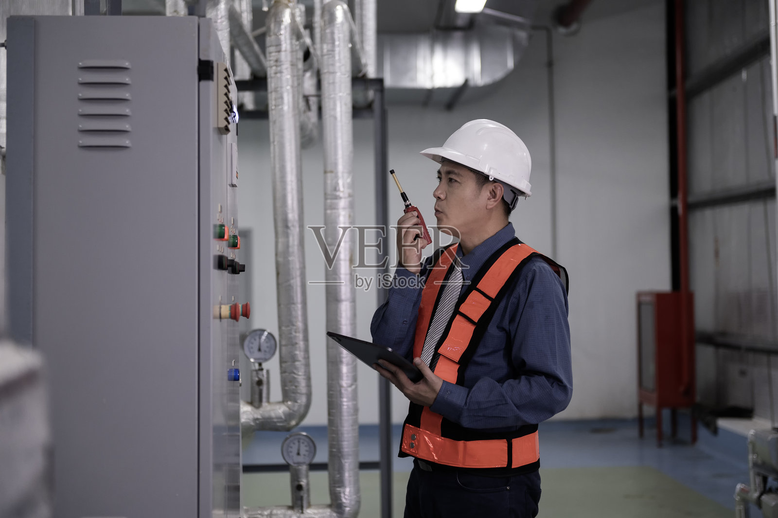 人们在电气控制面板上工作照片摄影图片