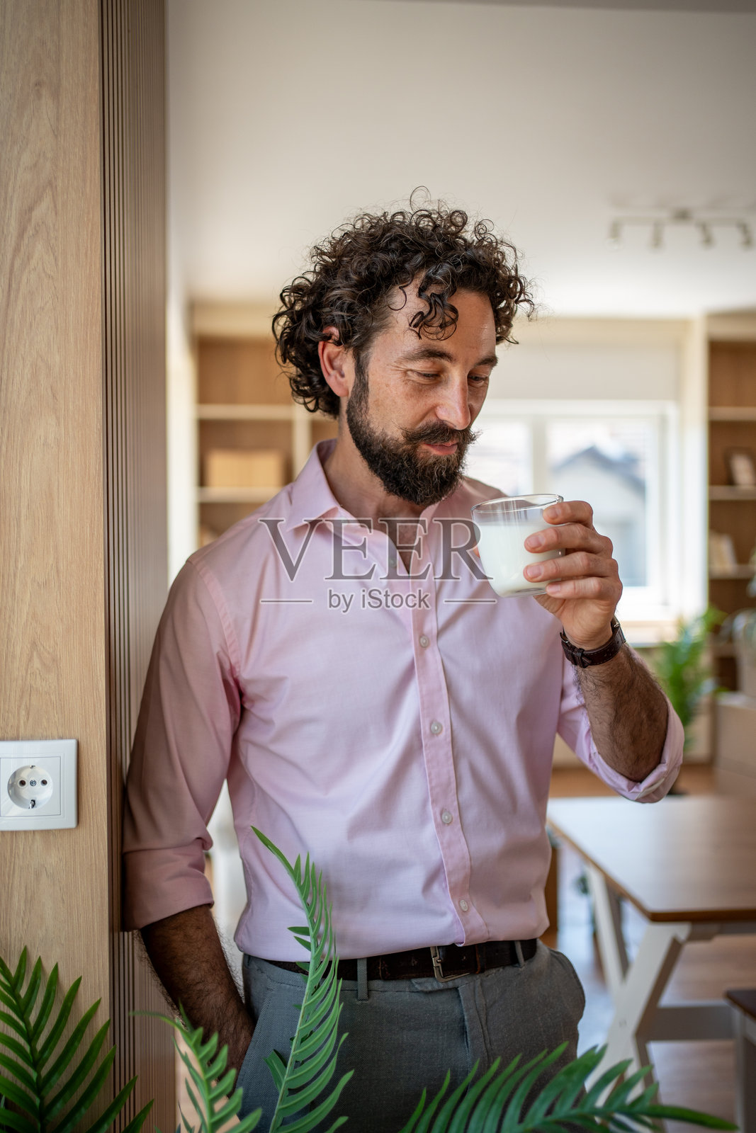 中年办公室工作人员在家喝牛奶照片摄影图片