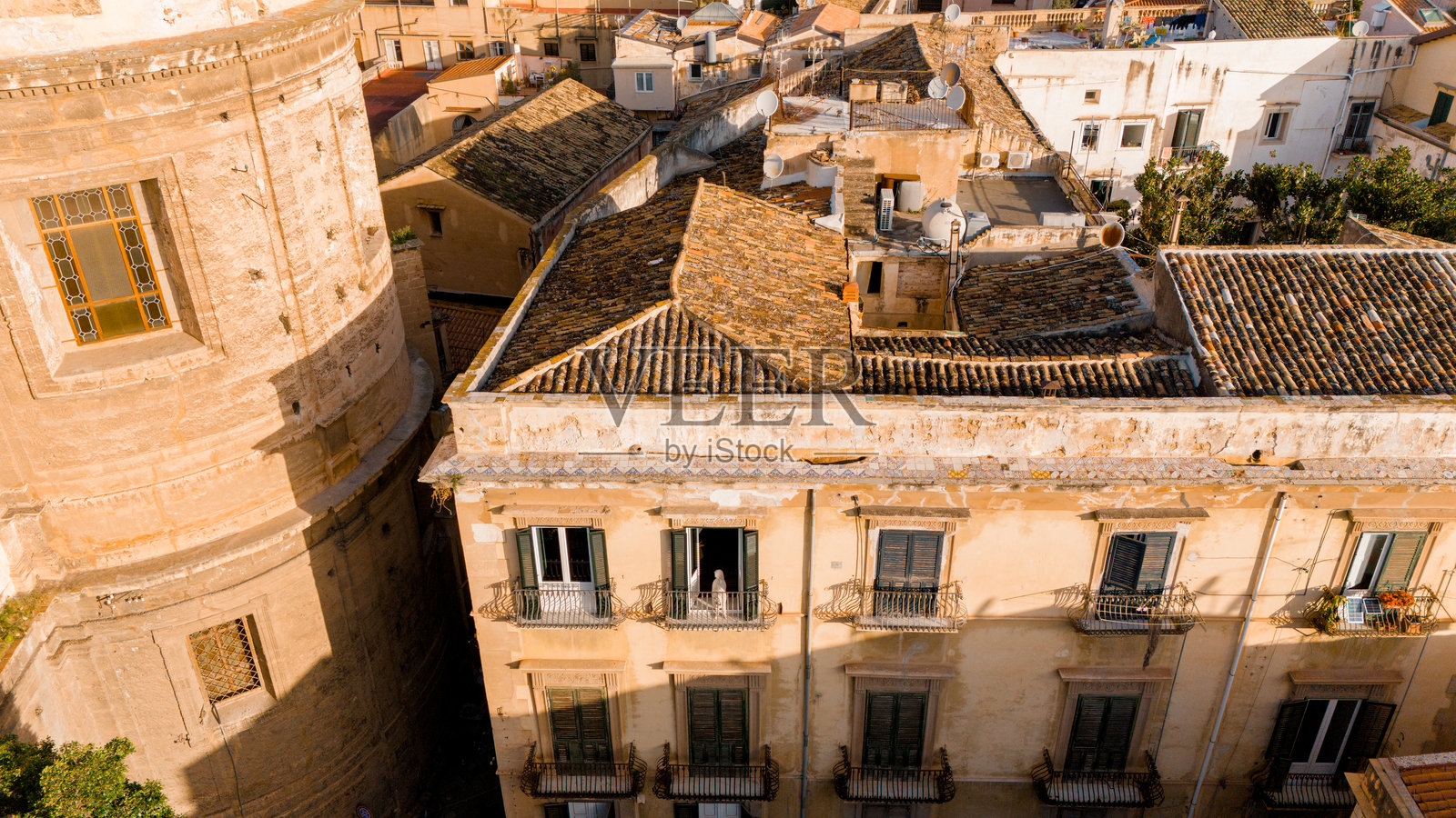 巴勒莫历史建筑的纹理屋顶和立面照片摄影图片