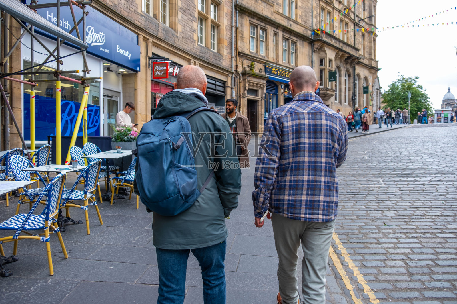 苏格兰繁忙的街道场景，游客和当地人享受爱丁堡街道的活力氛围，日常生活与旅游，英国爱丁堡照片摄影图片