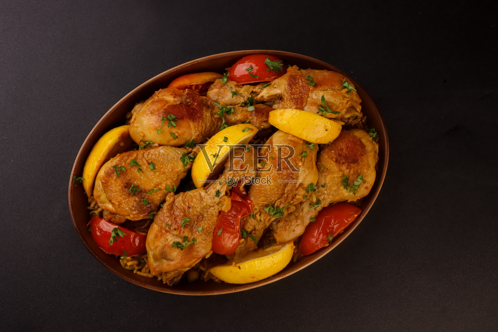 Tavuk Kapama是土耳其鸡肉烤菜。照片摄影图片