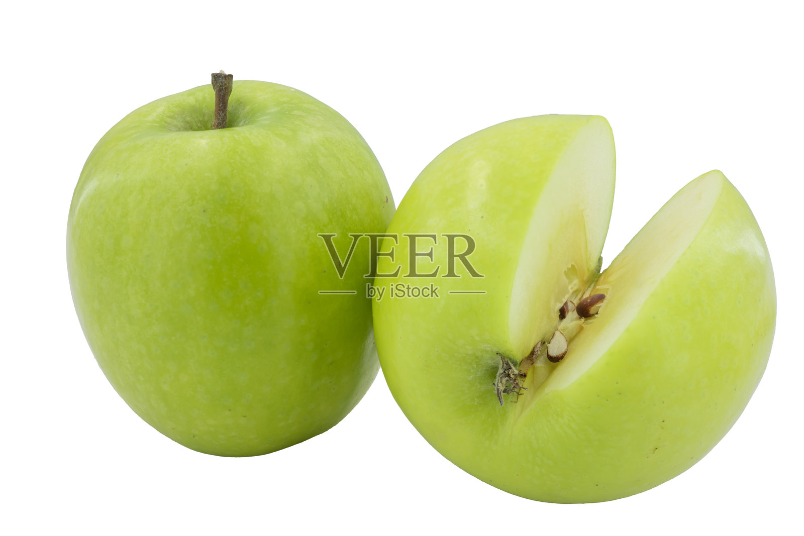 高质量的PNG图像，包含新鲜的格兰尼史密斯苹果，一个完整的和一个切片，背景为白色。照片摄影图片