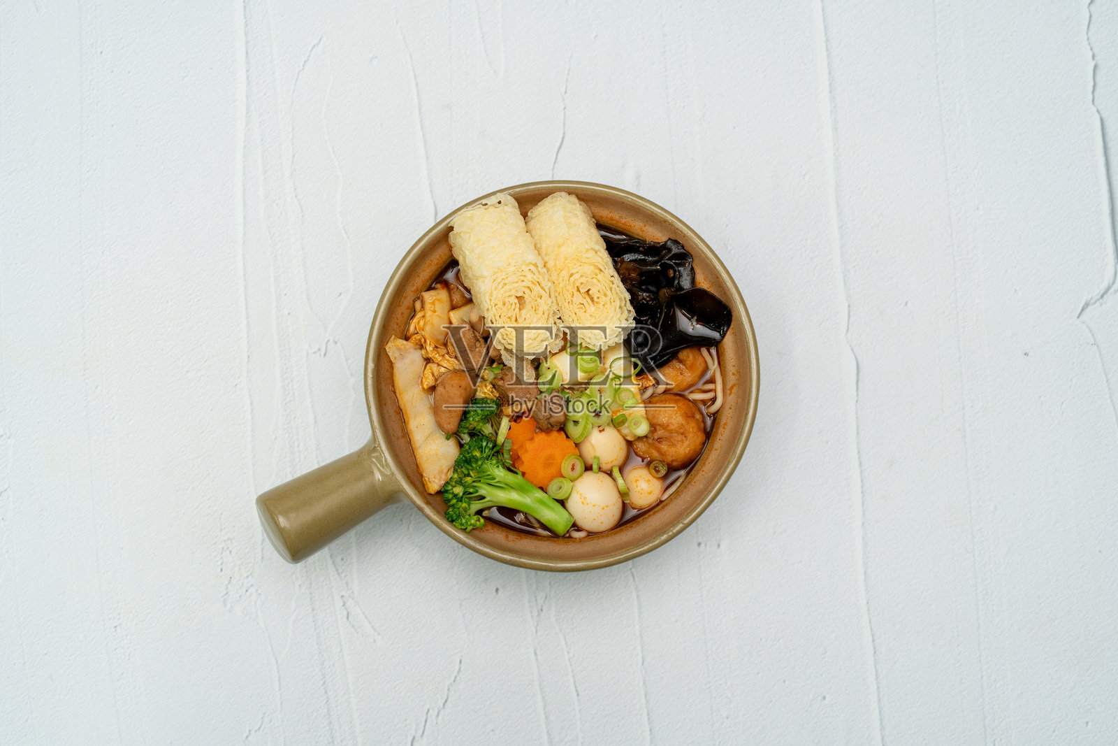 杂烩亚洲火锅，配鱼丸和豆腐皮照片摄影图片