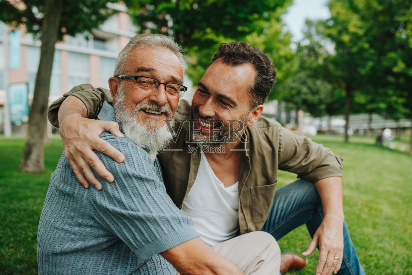 帅气的成熟男人与他的父亲相拥在一起。照片摄影图片