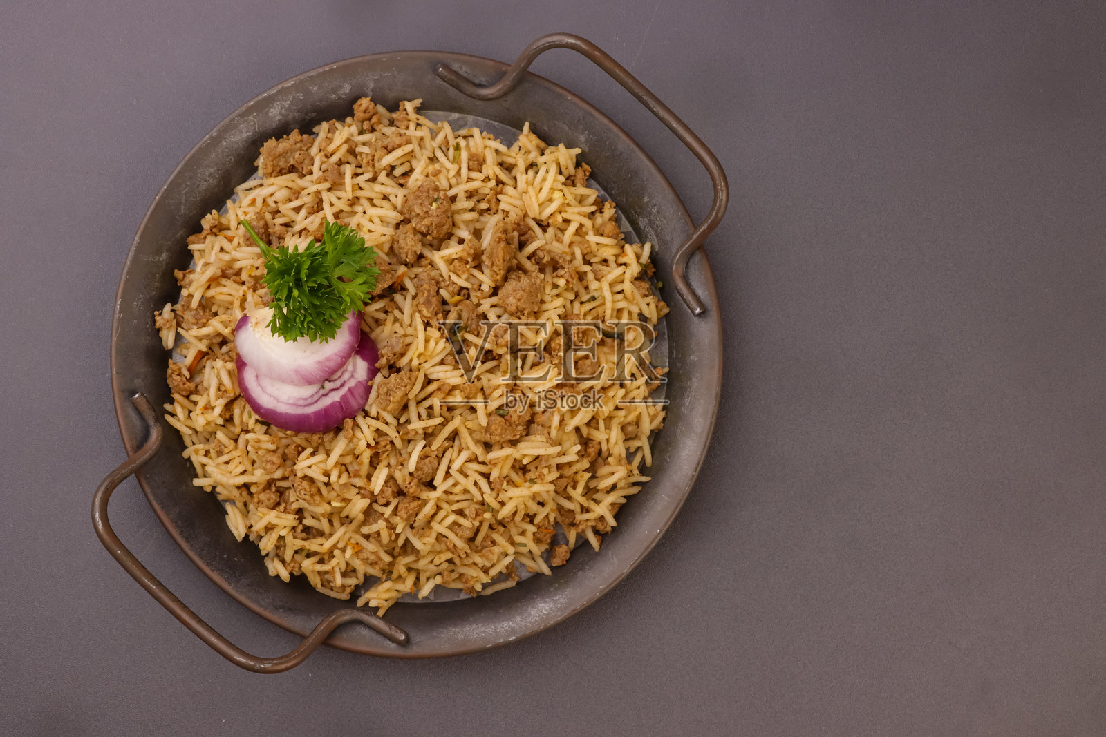 羊肉末咖喱饭，搭配香料的巴斯马蒂米饭。照片摄影图片