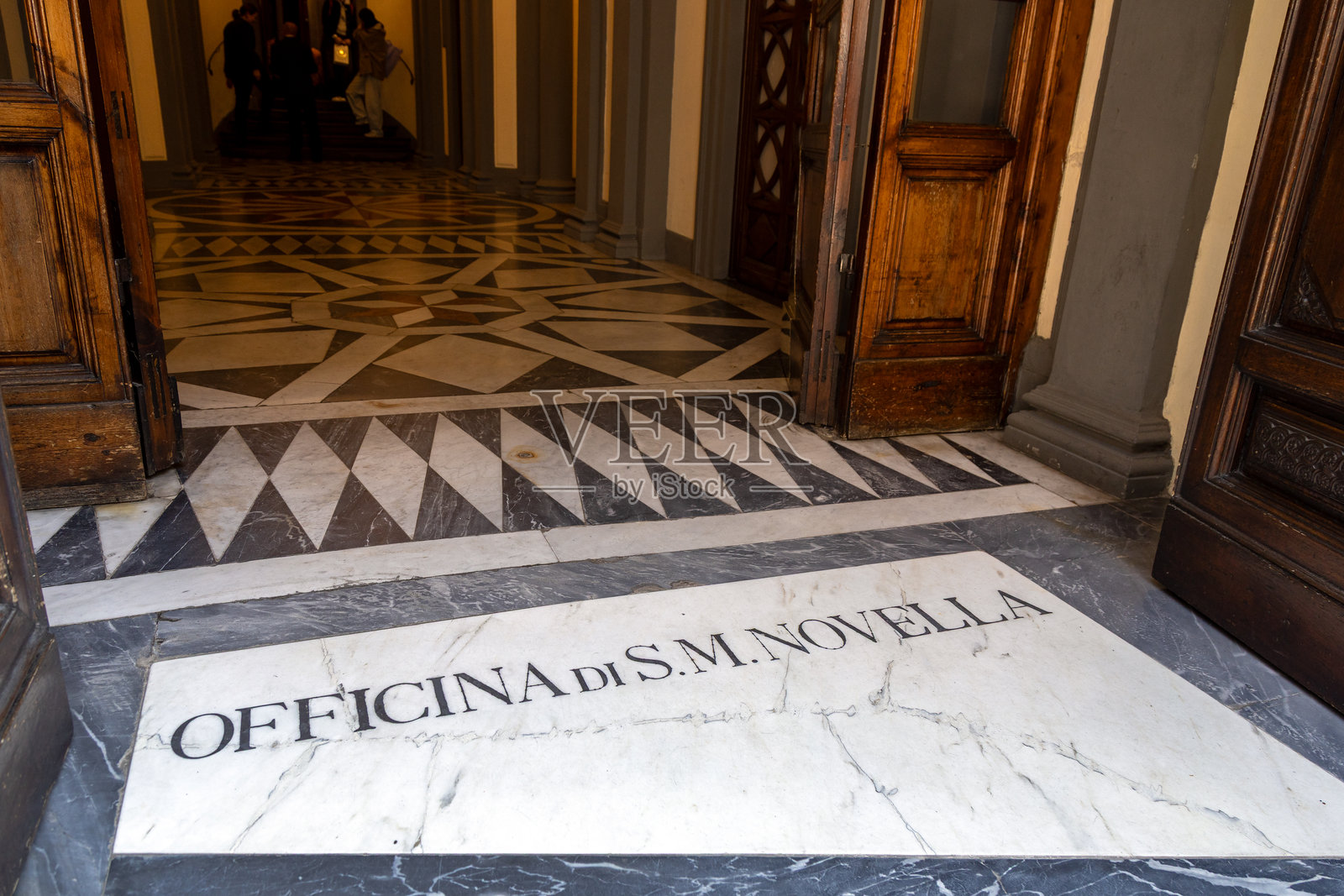 佛罗伦萨圣玛丽亚诺韦拉大教堂的大理石入口照片摄影图片