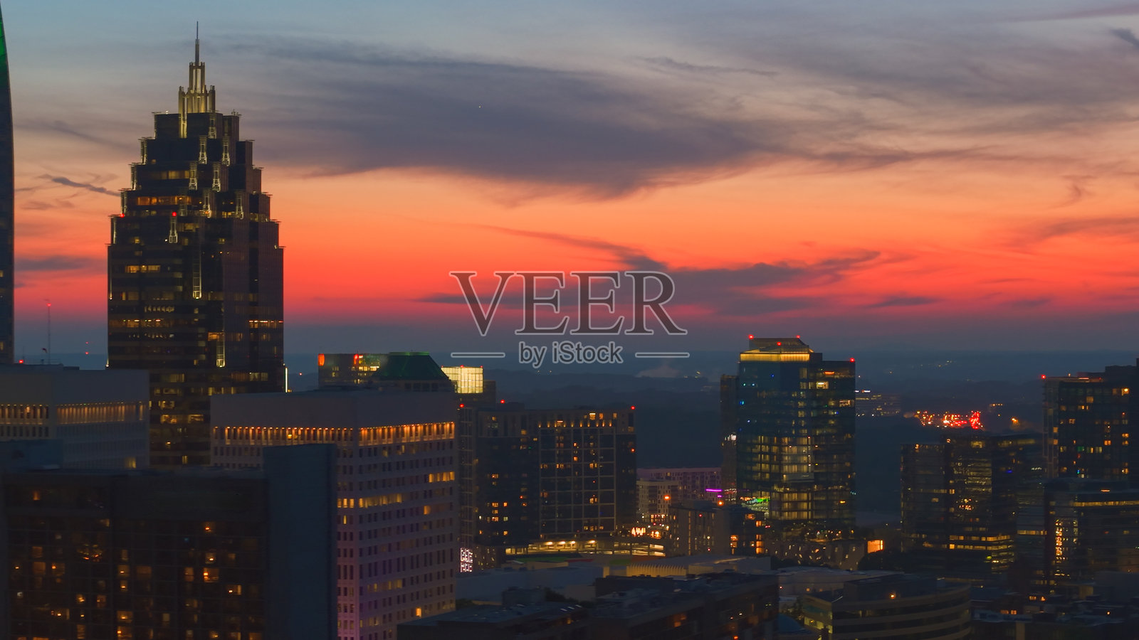 亚特兰大乔治亚州 - 日落黄昏城市天际线 - 特写 - 北侧照片摄影图片