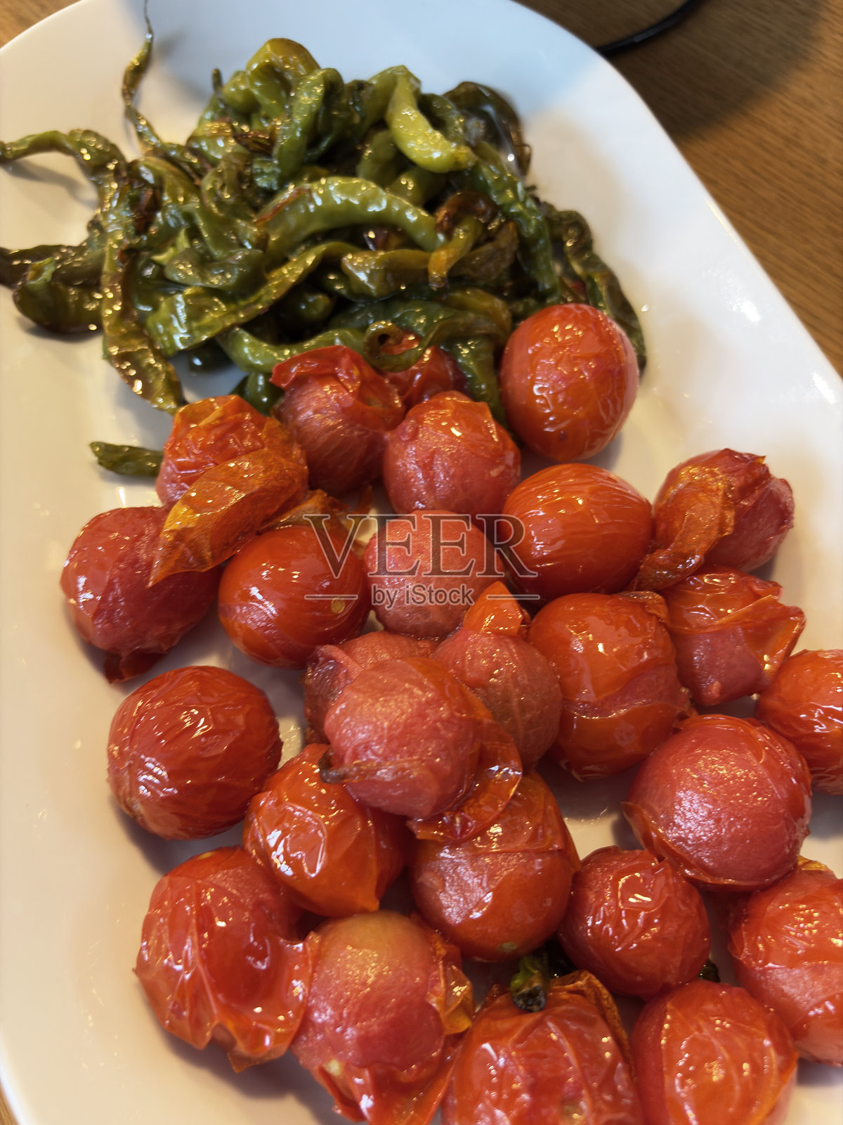 烤红番茄和辣椒照片摄影图片