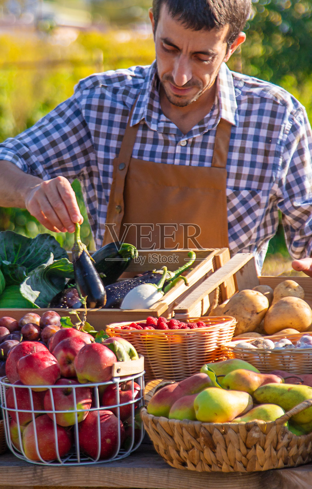 农民在农贸市场出售水果和蔬菜。选择性对焦。照片摄影图片