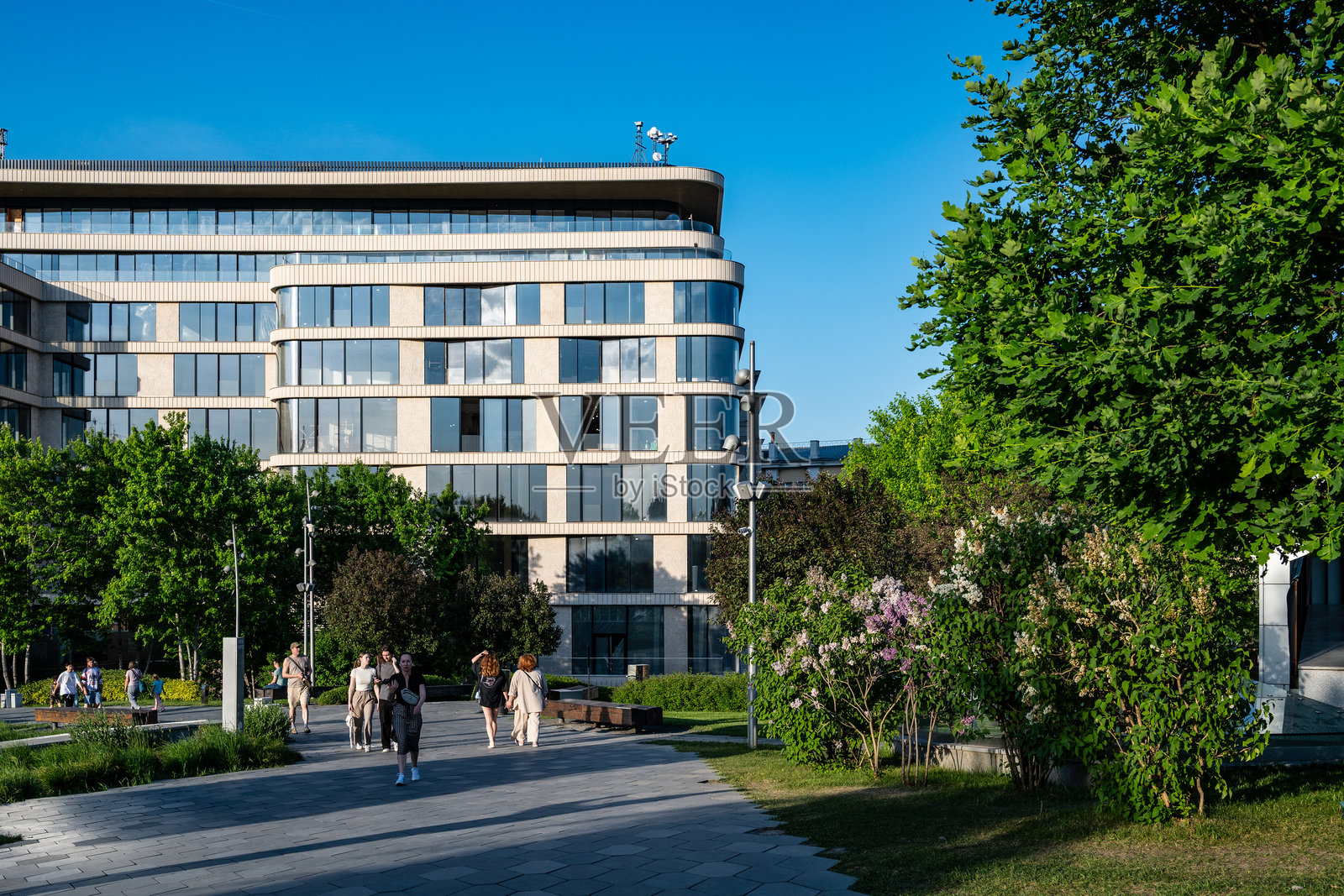 莫斯科扎里亚季公园的夏季城市公园风景。照片摄影图片