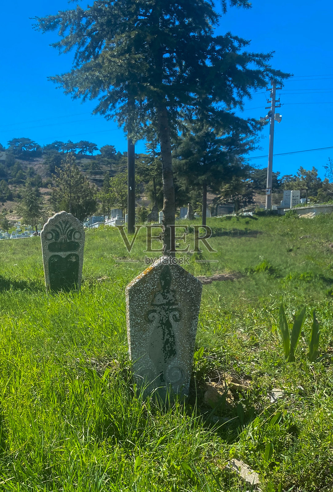 一块位于开阔草地区域的古老墓碑照片摄影图片