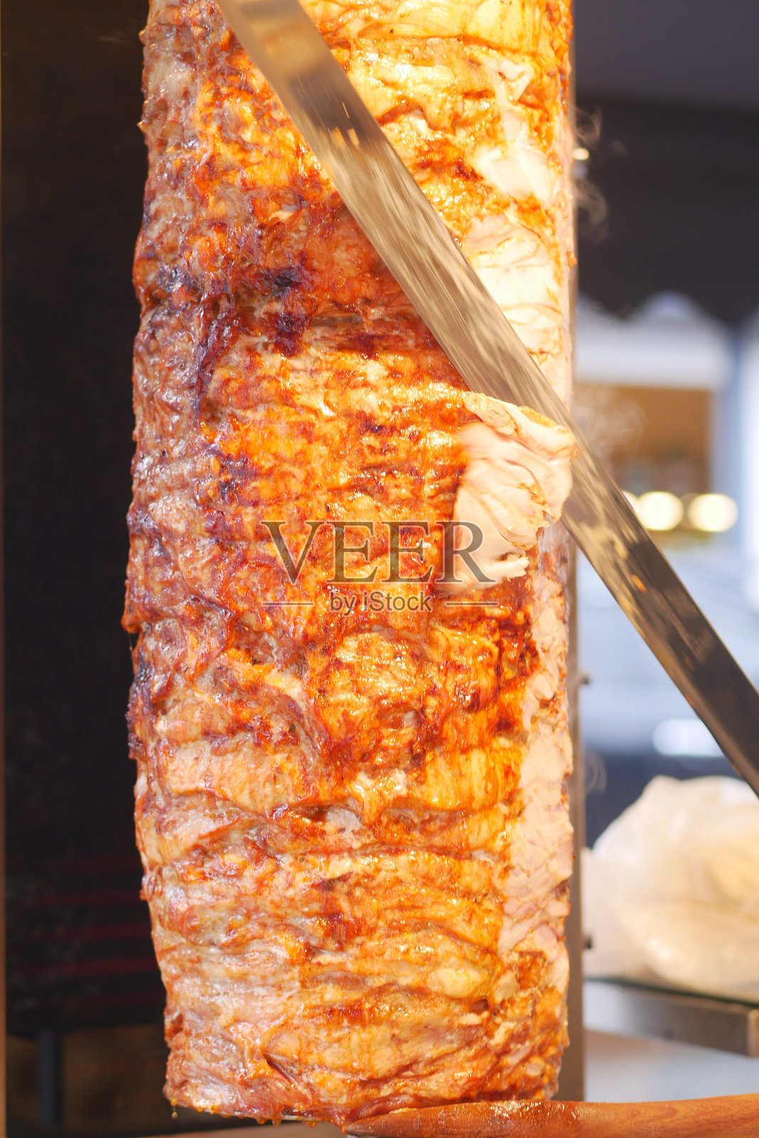 繁忙城市街头小贩切割美味肉类照片摄影图片