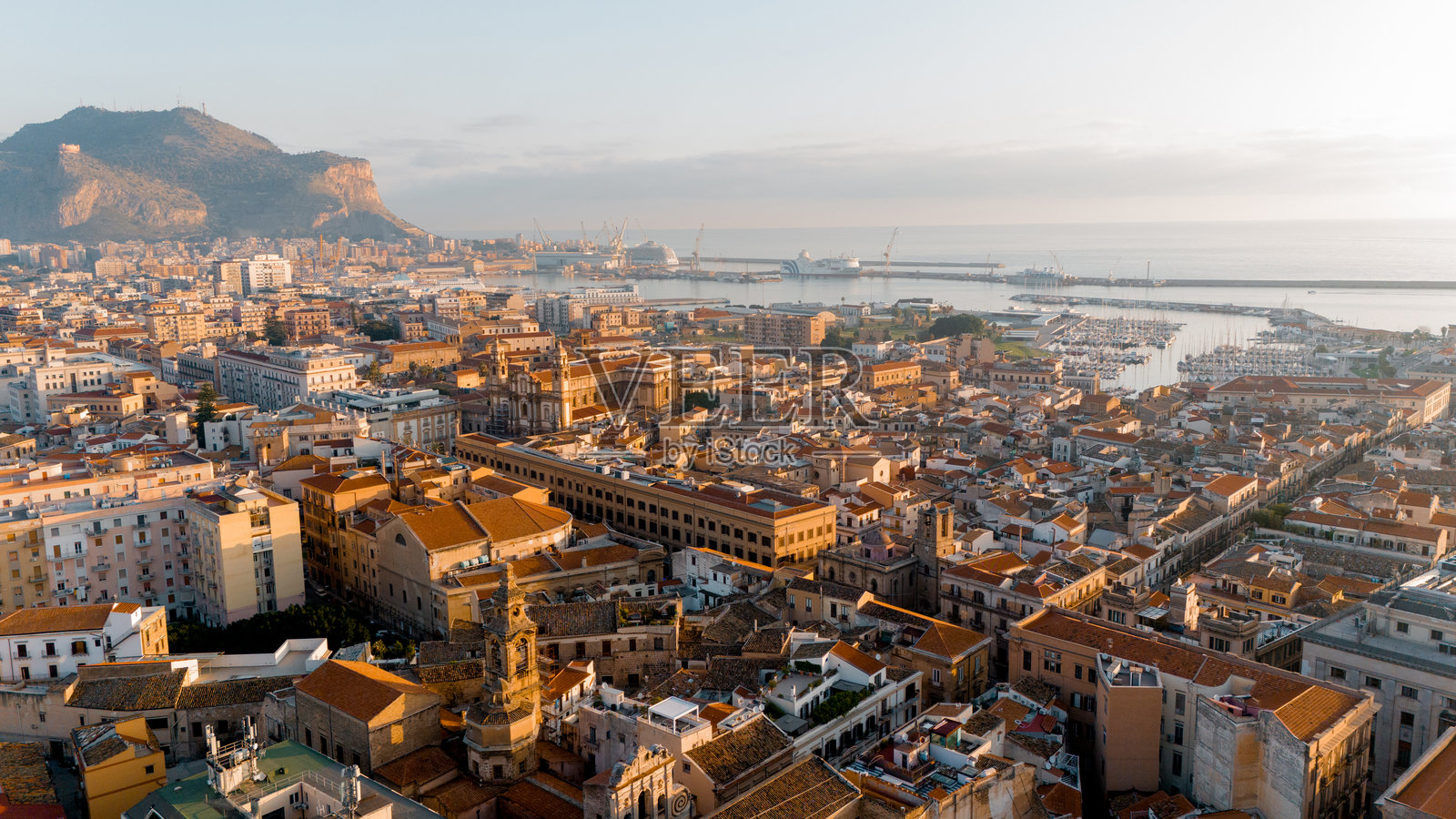 巴勒莫日出时的港口与佩莱格里诺山照片摄影图片