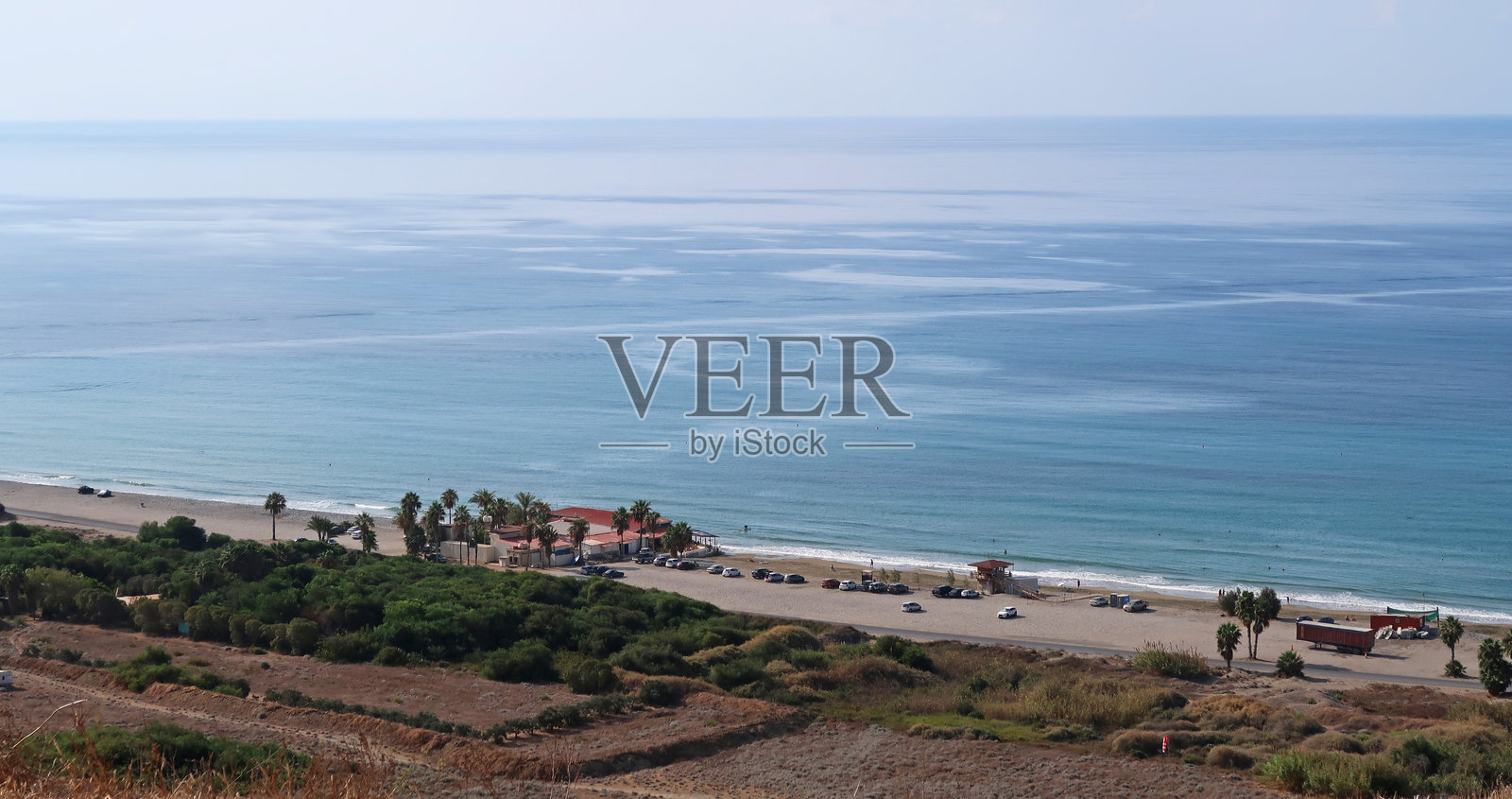 俯瞰库里翁海滩和海洋的高处视角照片摄影图片