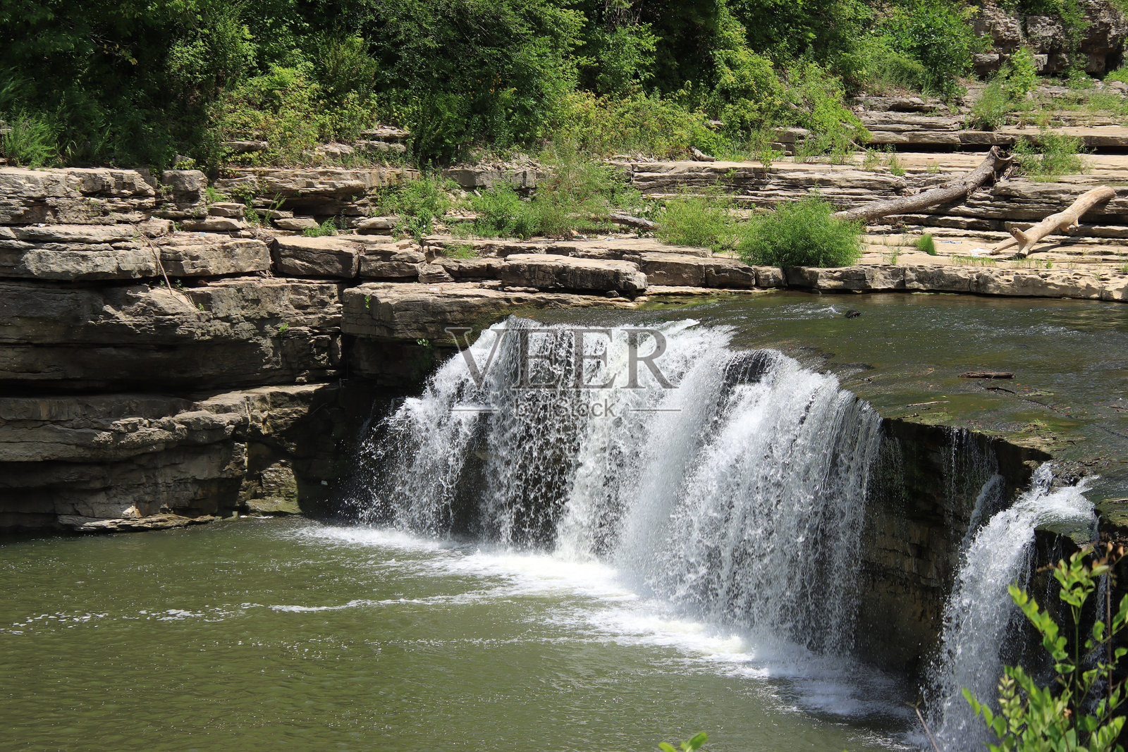 夏季瀑布照片摄影图片