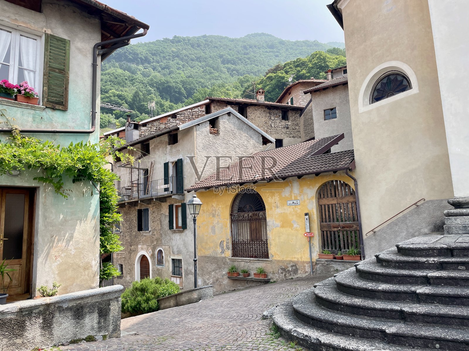 意大利科莫湖佩尔雷多的全景视图。照片摄影图片