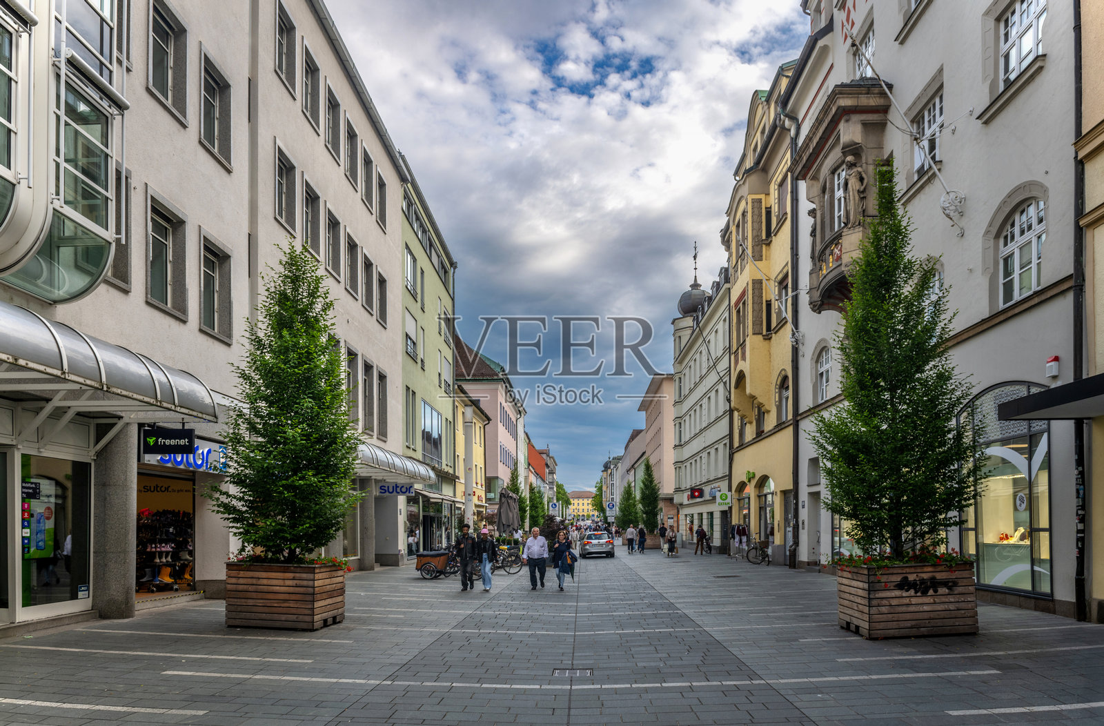 德国雷根斯堡市中心街道上的人们照片摄影图片