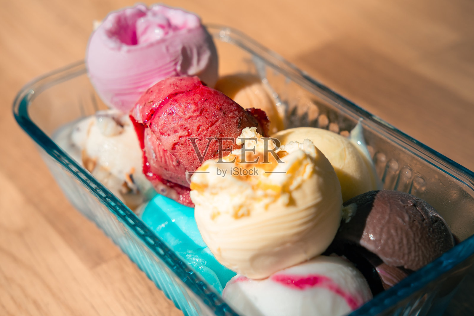 玻璃杯中的冰淇淋照片摄影图片