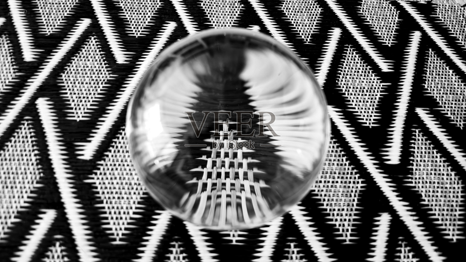 几何图案上的玻璃球照片摄影图片