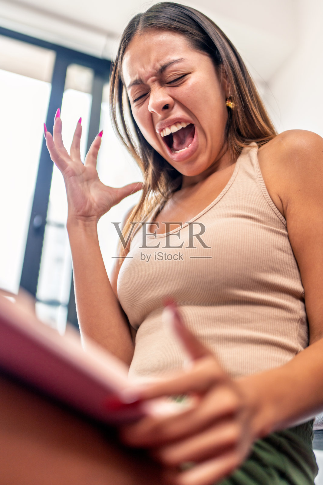 神经多样性的年轻女性在家中经历感官过载照片摄影图片