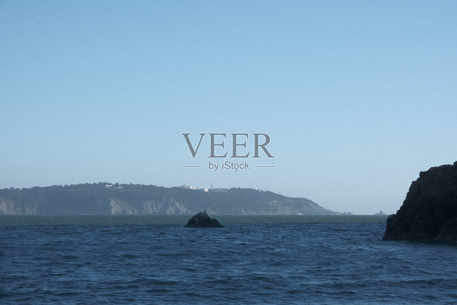 小岛和海上的天际线照片摄影图片