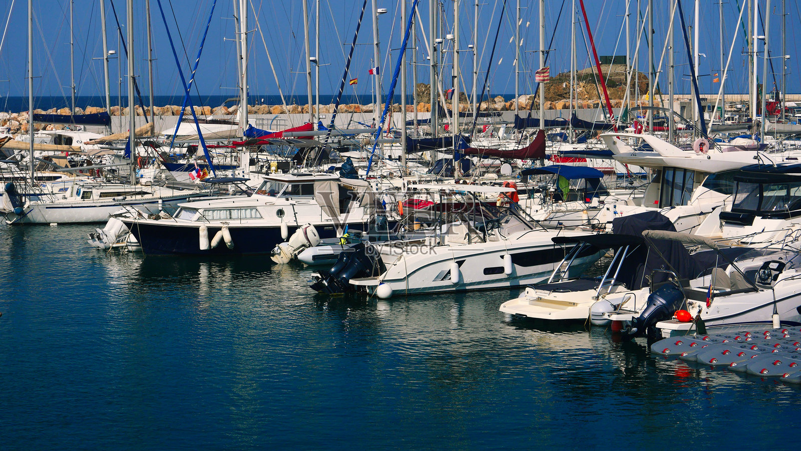 停泊在法国古镇巴纽尔-苏尔-梅尔港口的游艇，地中海度假胜地照片摄影图片