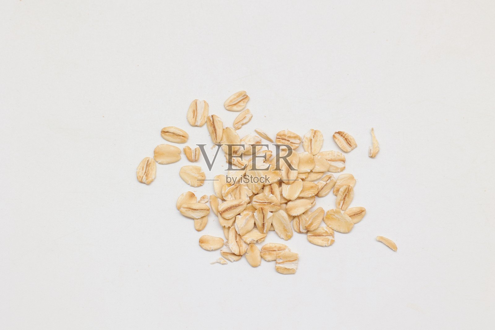 白色背景上的燕麦粥俯视图照片摄影图片