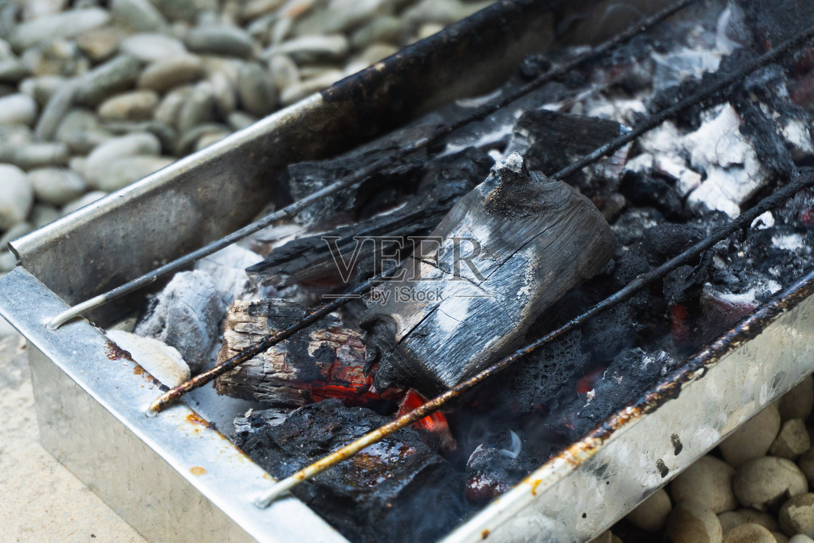 火炭已准备好用于烤牛肉沙爹照片摄影图片