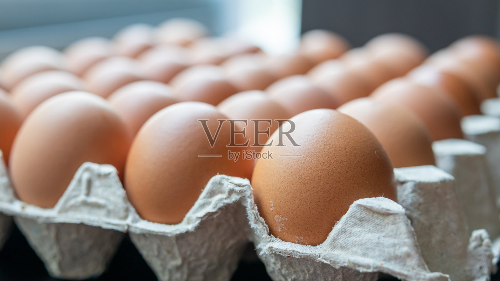 新鲜有机棕色鸡蛋在纸板托盘中照片摄影图片