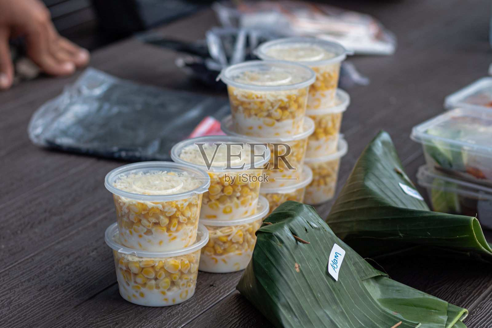 塑料杯中的甜玉米、牛奶和奶酪照片摄影图片