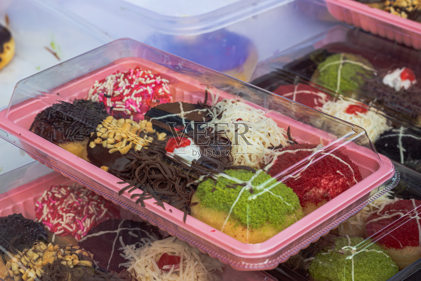 五彩缤纷的迷你甜甜圈组合装照片摄影图片