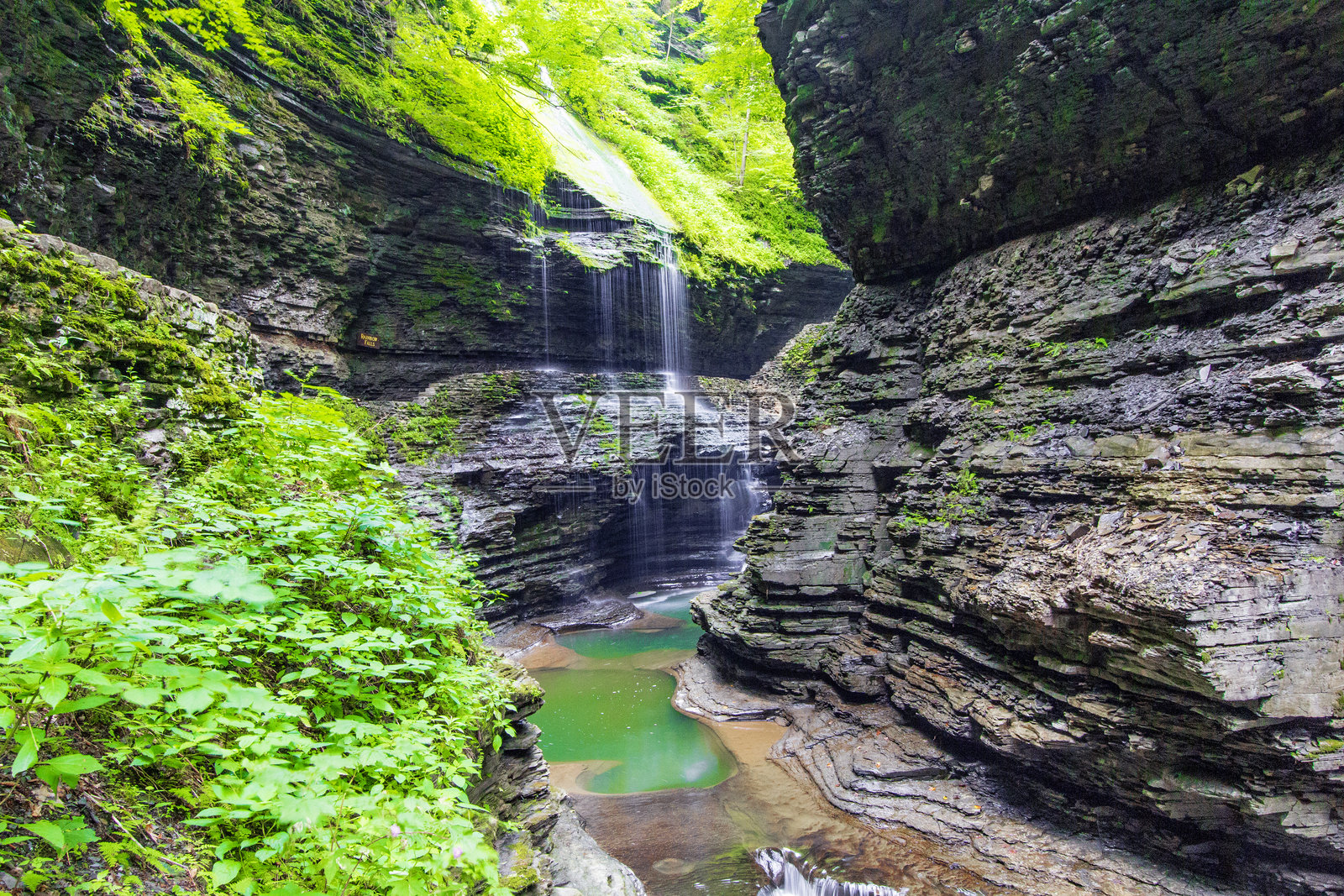 彩虹瀑布，沃特金斯格伦州立公园，纽约照片摄影图片