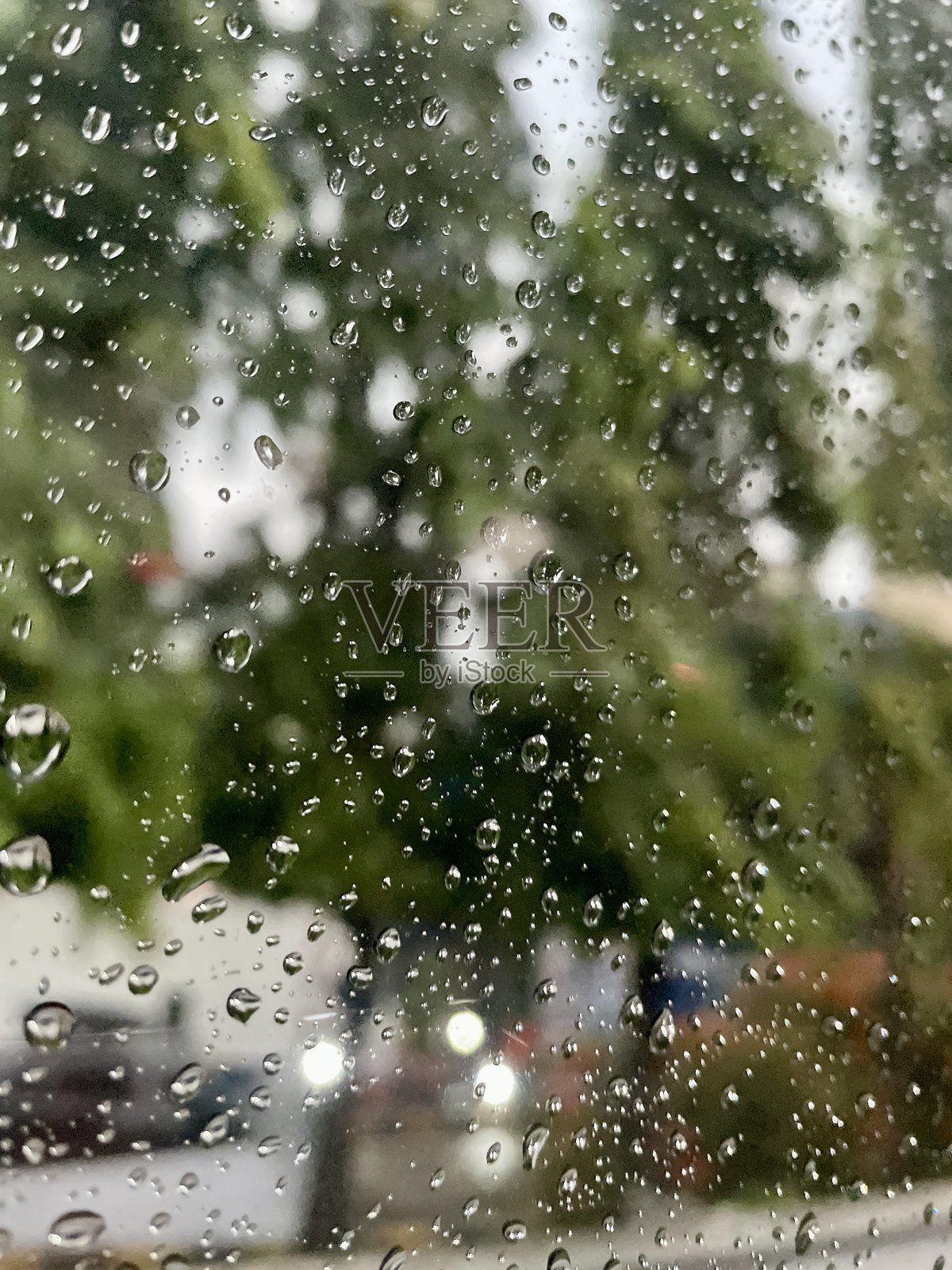 溅起的雨水照片摄影图片
